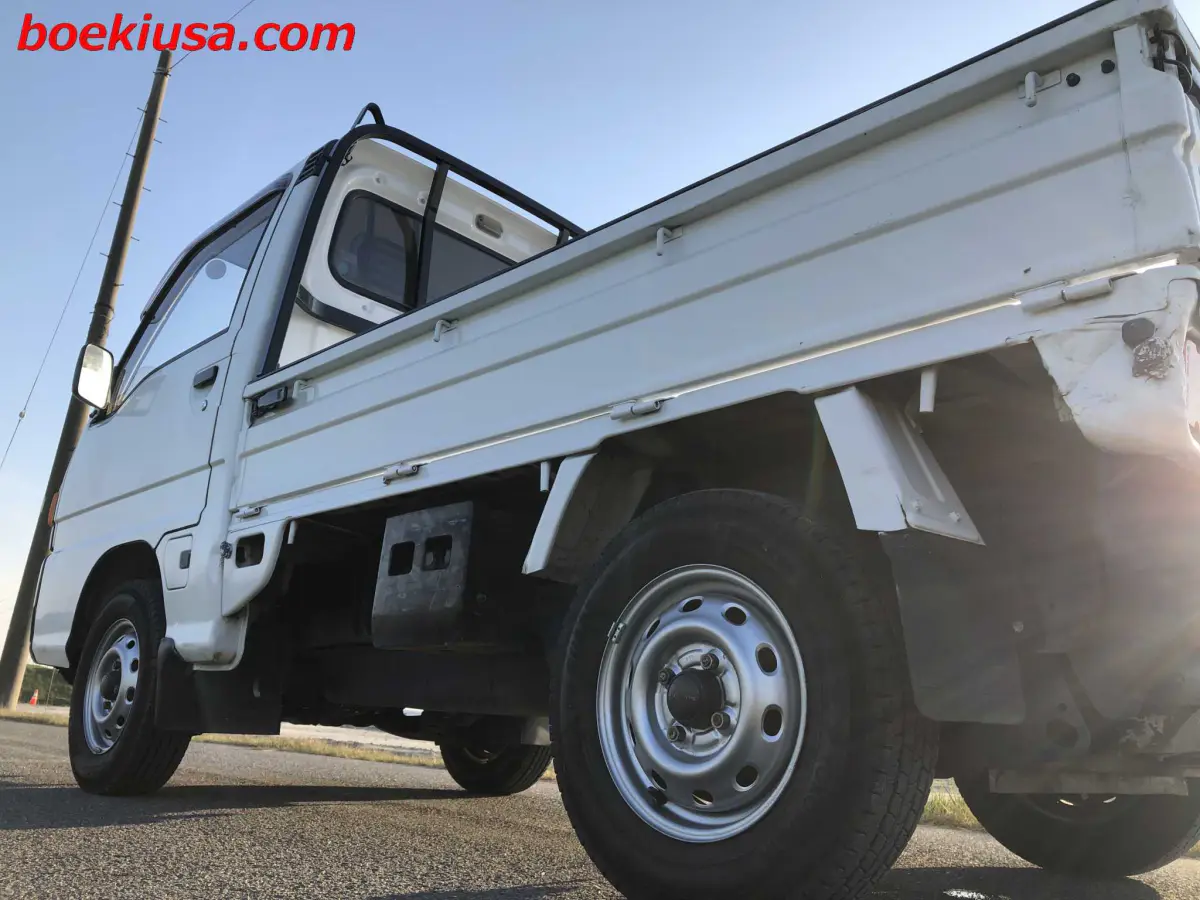 1990 Subaru Sambar 4x4, a white Kei Truck, for sale at Boeki USA in Paterson, NJ (photo 5 of 20)