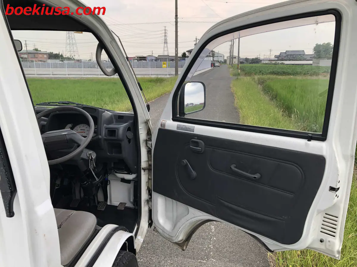 1991 Mitsubishi Minicab 4x4, a white Kei Truck, for sale at Boeki USA in Paterson, NJ (photo 13 of 20)