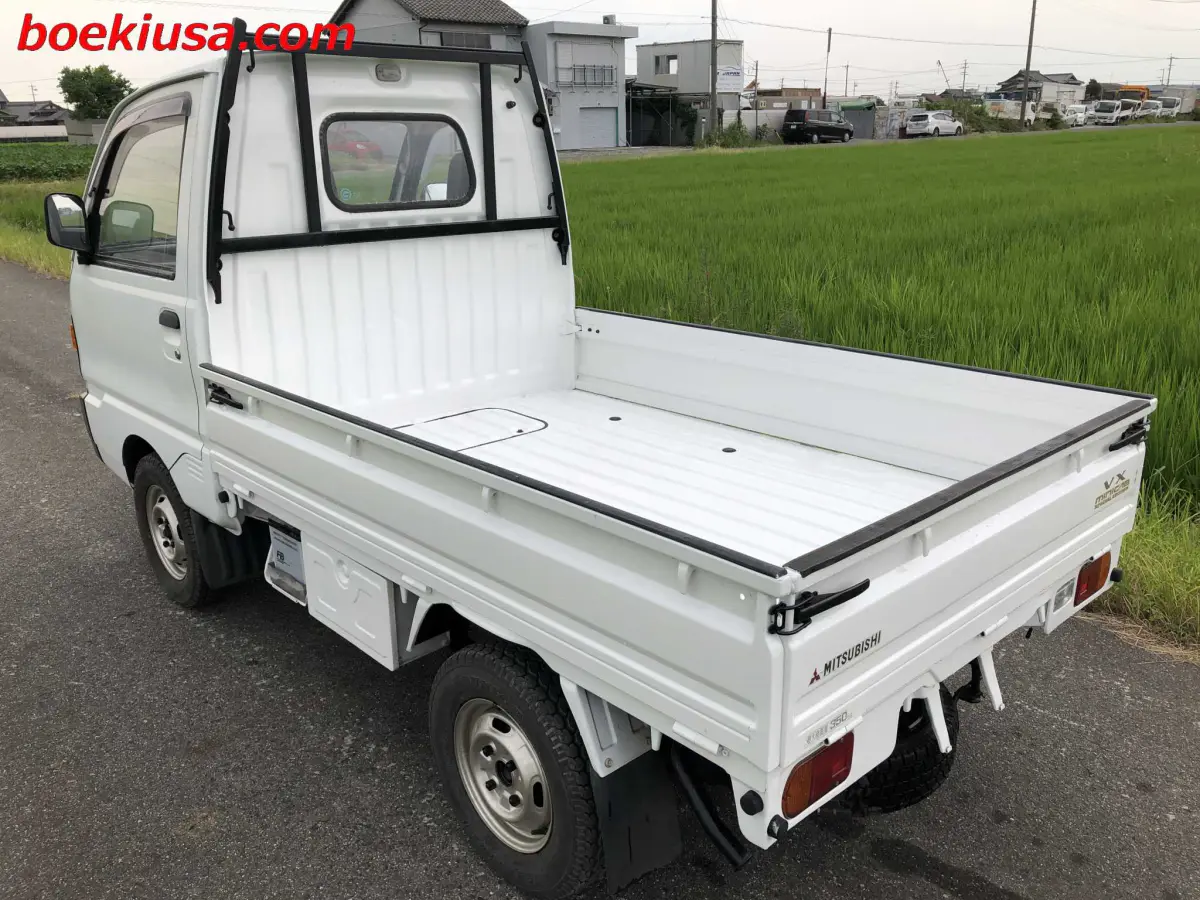 1991 Mitsubishi Minicab 4x4, a white Kei Truck, for sale at Boeki USA in Paterson, NJ (photo 3 of 20)