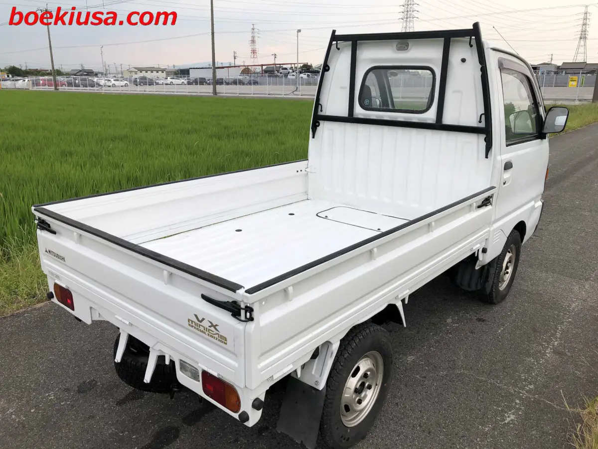 1991 Mitsubishi Minicab 4x4, a white Kei Truck, for sale at Boeki USA in Paterson, NJ (photo 4 of 20)