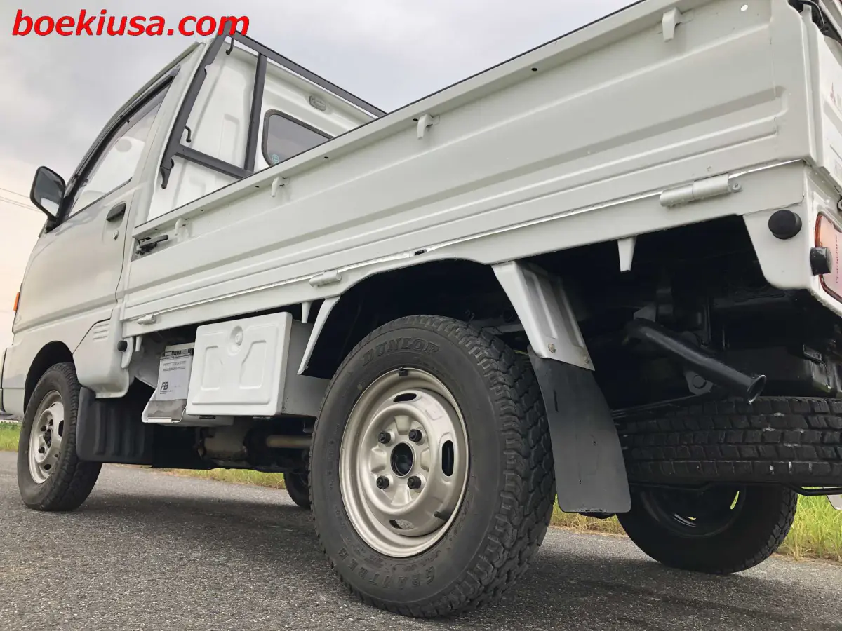 1991 Mitsubishi Minicab 4x4, a white Kei Truck, for sale at Boeki USA in Paterson, NJ (photo 5 of 20)