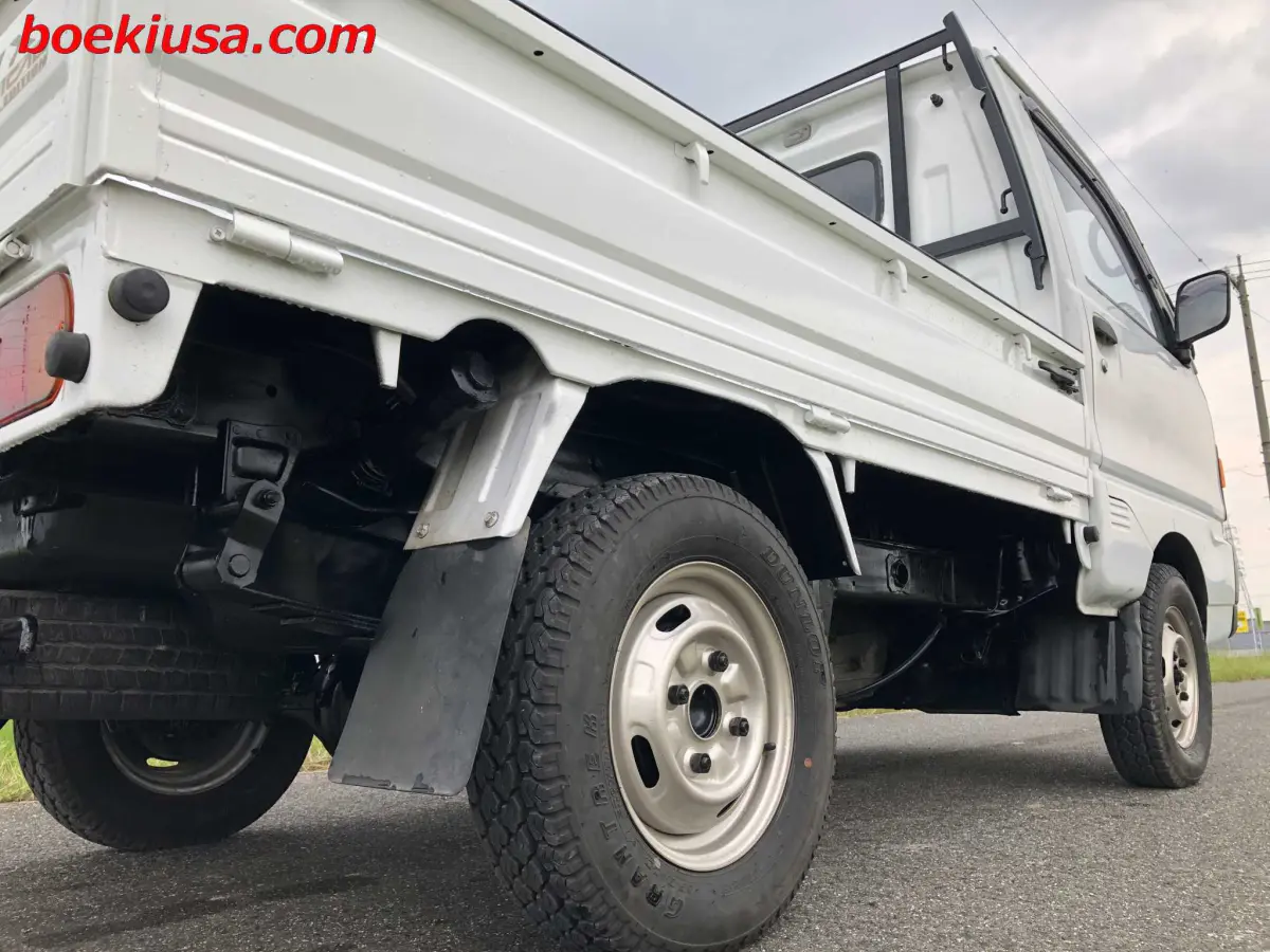 1991 Mitsubishi Minicab 4x4, a white Kei Truck, for sale at Boeki USA in Paterson, NJ (photo 6 of 20)