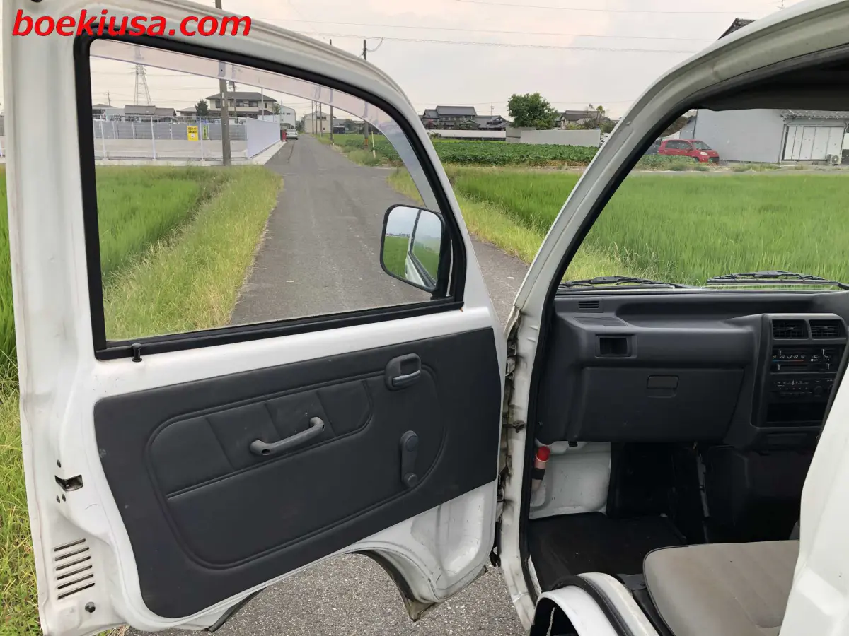 1991 Mitsubishi Minicab 4x4, a white Kei Truck, for sale at Boeki USA in Paterson, NJ (photo 8 of 20)