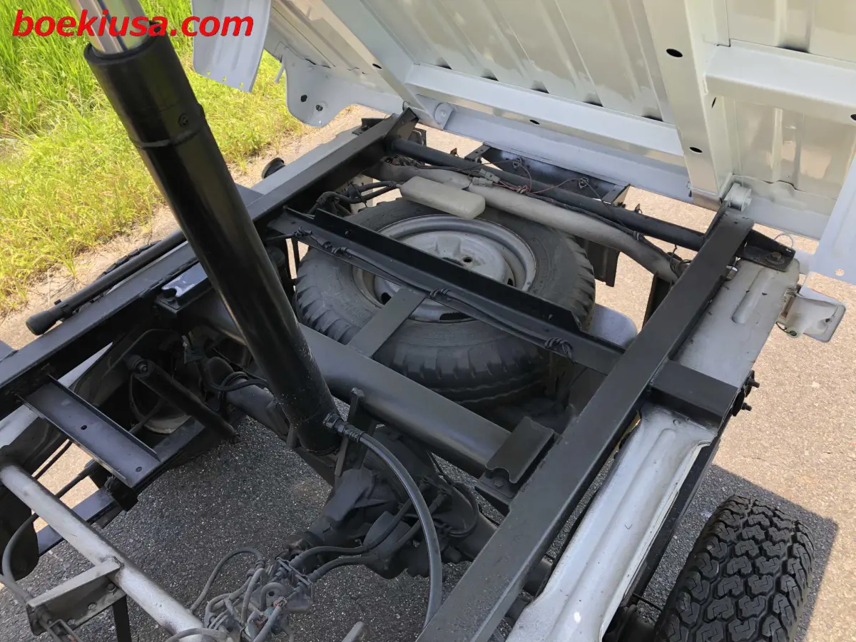 1991 Suzuki Carry Dump 4x4, a white Kei Truck, for sale at Boeki USA in Paterson, NJ (photo 5 of 20)