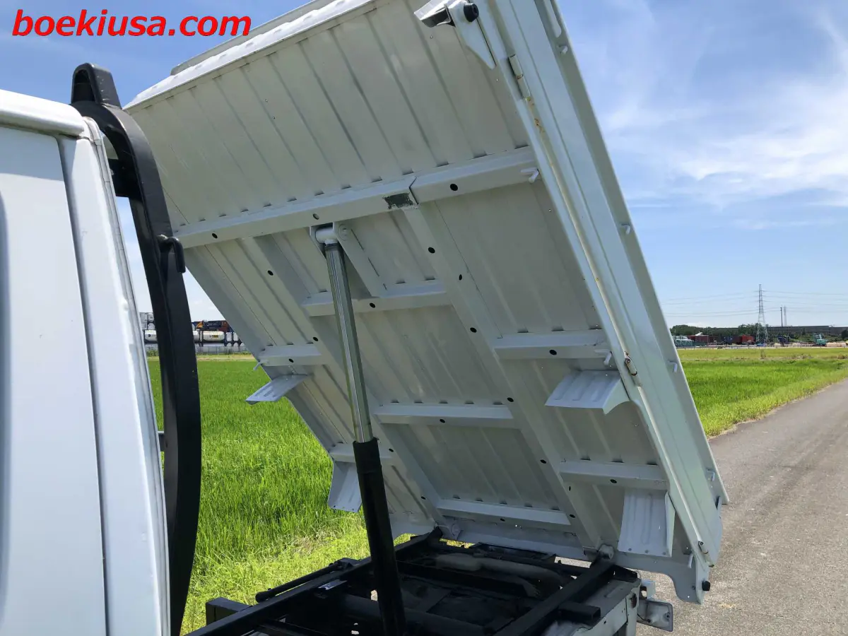 1991 Suzuki Carry Dump 4x4, a white Kei Truck, for sale at Boeki USA in Paterson, NJ (photo 8 of 20)