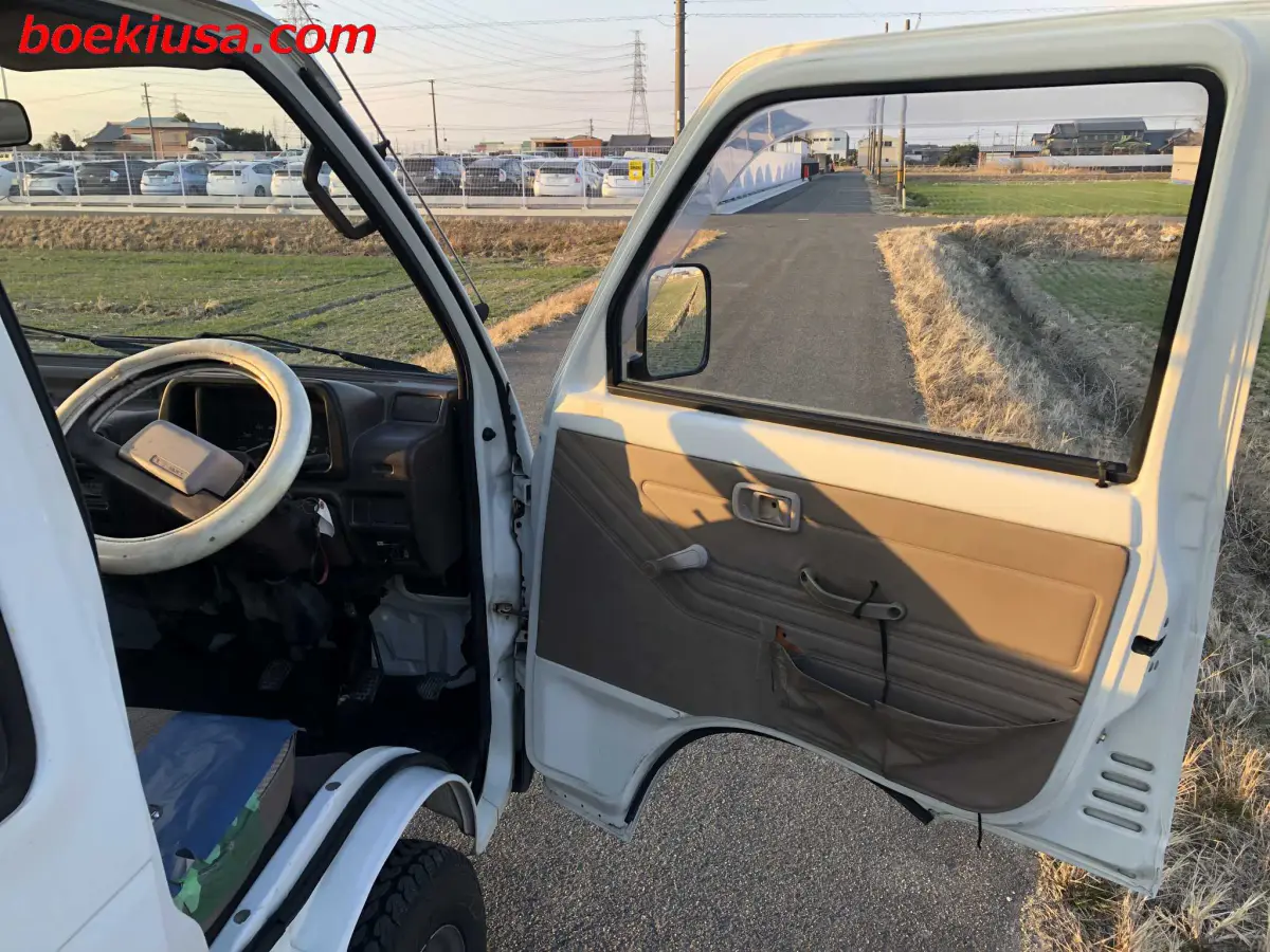 1992 Daihatsu Hijet Jumbo 4x4, a white Kei Truck, for sale at Boeki USA in Paterson, NJ (photo 12 of 20)