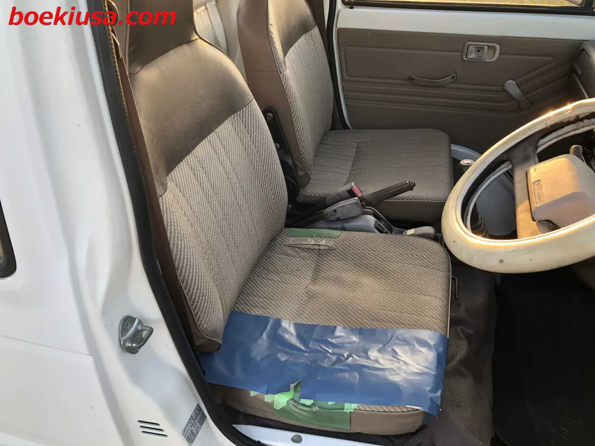 1992 Daihatsu Hijet Jumbo 4x4, a white Kei Truck, for sale at Boeki USA in Paterson, NJ (photo 14 of 20)