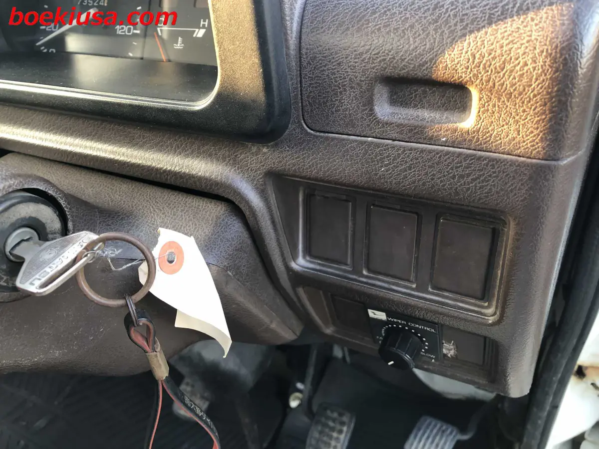 1992 Daihatsu Hijet Jumbo 4x4, a white Kei Truck, for sale at Boeki USA in Paterson, NJ (photo 16 of 20)