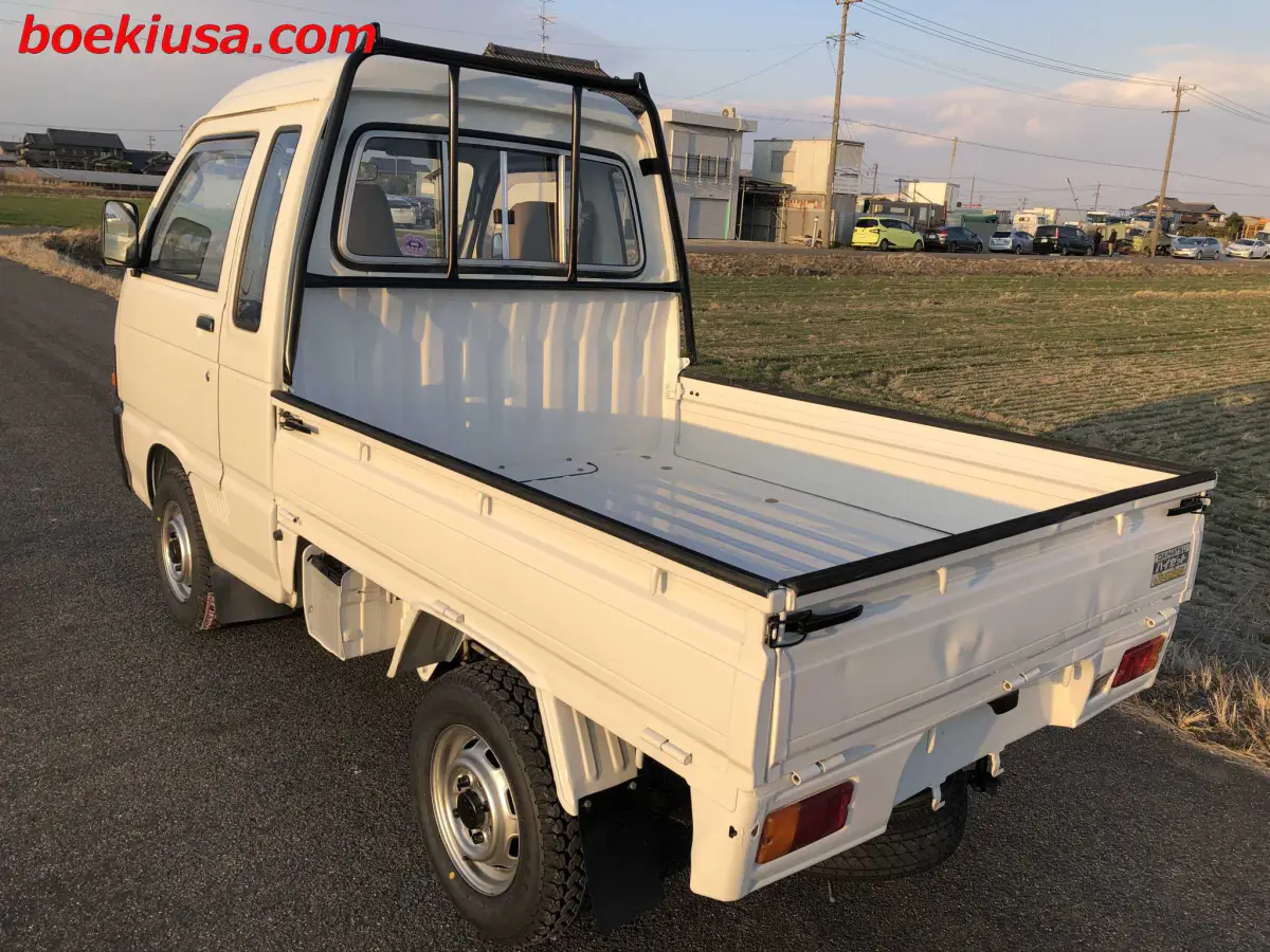 1992 Daihatsu Hijet Jumbo 4x4, a white Kei Truck, for sale at Boeki USA in Paterson, NJ (photo 3 of 20)