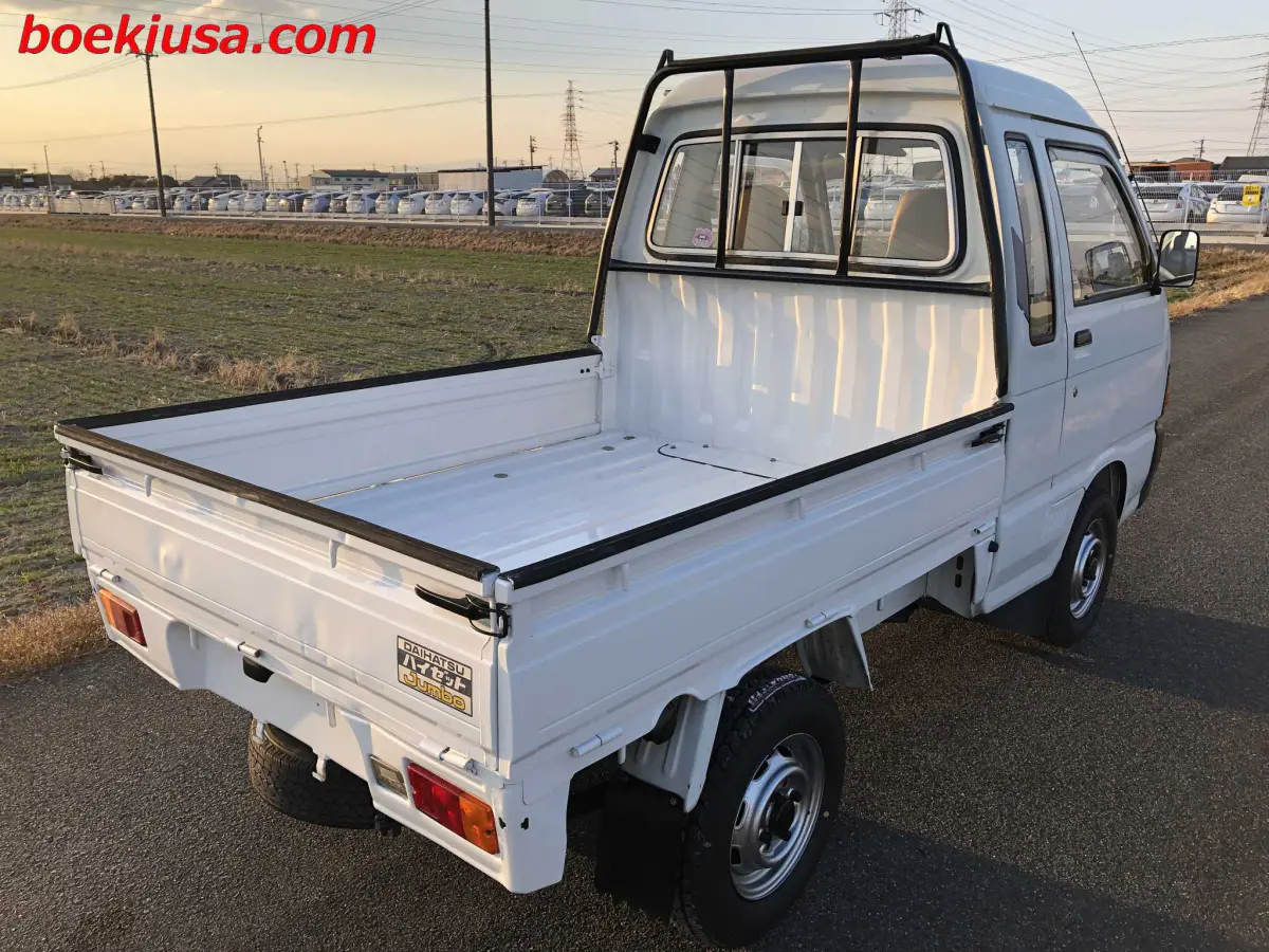 1992 Daihatsu Hijet Jumbo 4x4, a white Kei Truck, for sale at Boeki USA in Paterson, NJ (photo 4 of 20)