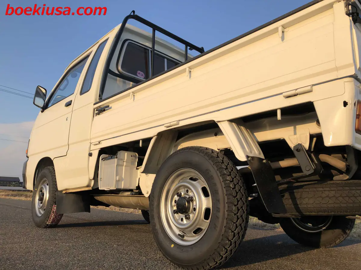 1992 Daihatsu Hijet Jumbo 4x4, a white Kei Truck, for sale at Boeki USA in Paterson, NJ (photo 5 of 20)