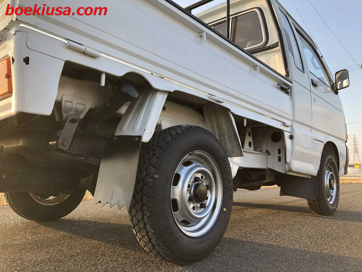 1992 Daihatsu Hijet Jumbo 4x4, a white Kei Truck, for sale at Boeki USA in Paterson, NJ (photo 6 of 20)