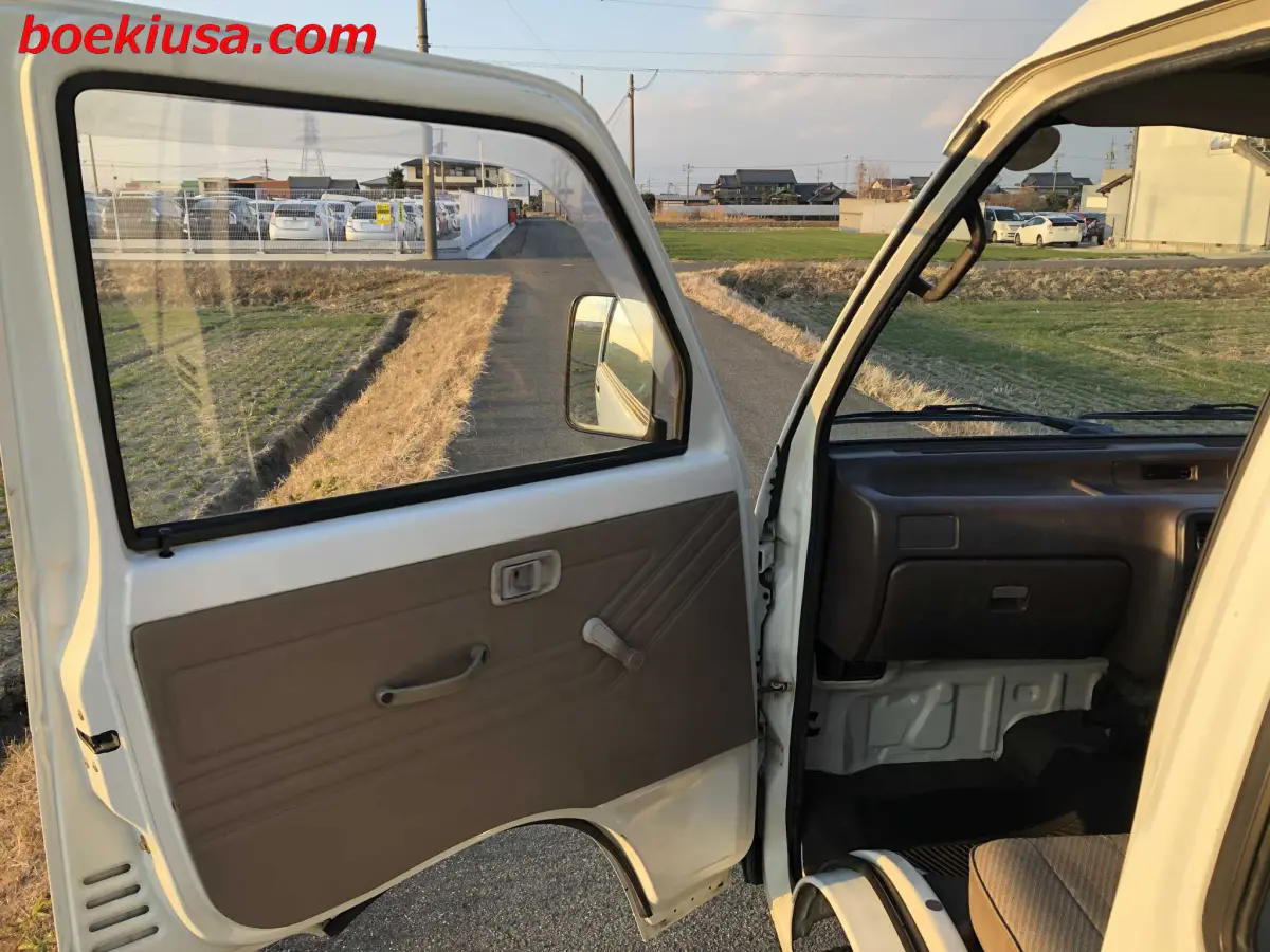 1992 Daihatsu Hijet Jumbo 4x4, a white Kei Truck, for sale at Boeki USA in Paterson, NJ (photo 8 of 20)