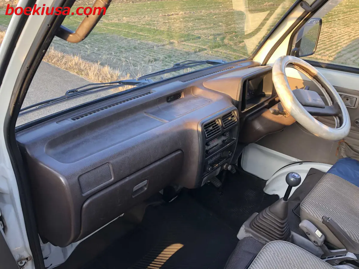 1992 Daihatsu Hijet Jumbo 4x4, a white Kei Truck, for sale at Boeki USA in Paterson, NJ (photo 9 of 20)
