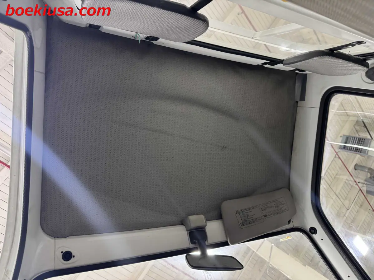 1992 Suzuki Carry 4x4, a white Kei Truck, for sale at Boeki USA in Paterson, NJ (photo 11 of 20)