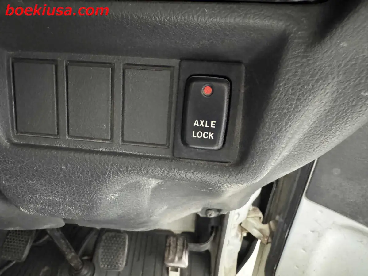 1992 Suzuki Carry 4x4, a white Kei Truck, for sale at Boeki USA in Paterson, NJ (photo 19 of 20)