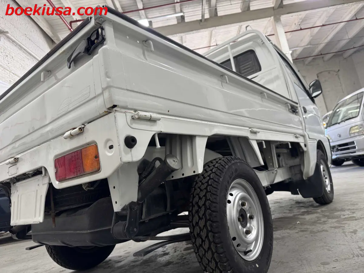 1992 Suzuki Carry 4x4, a white Kei Truck, for sale at Boeki USA in Paterson, NJ (photo 5 of 20)