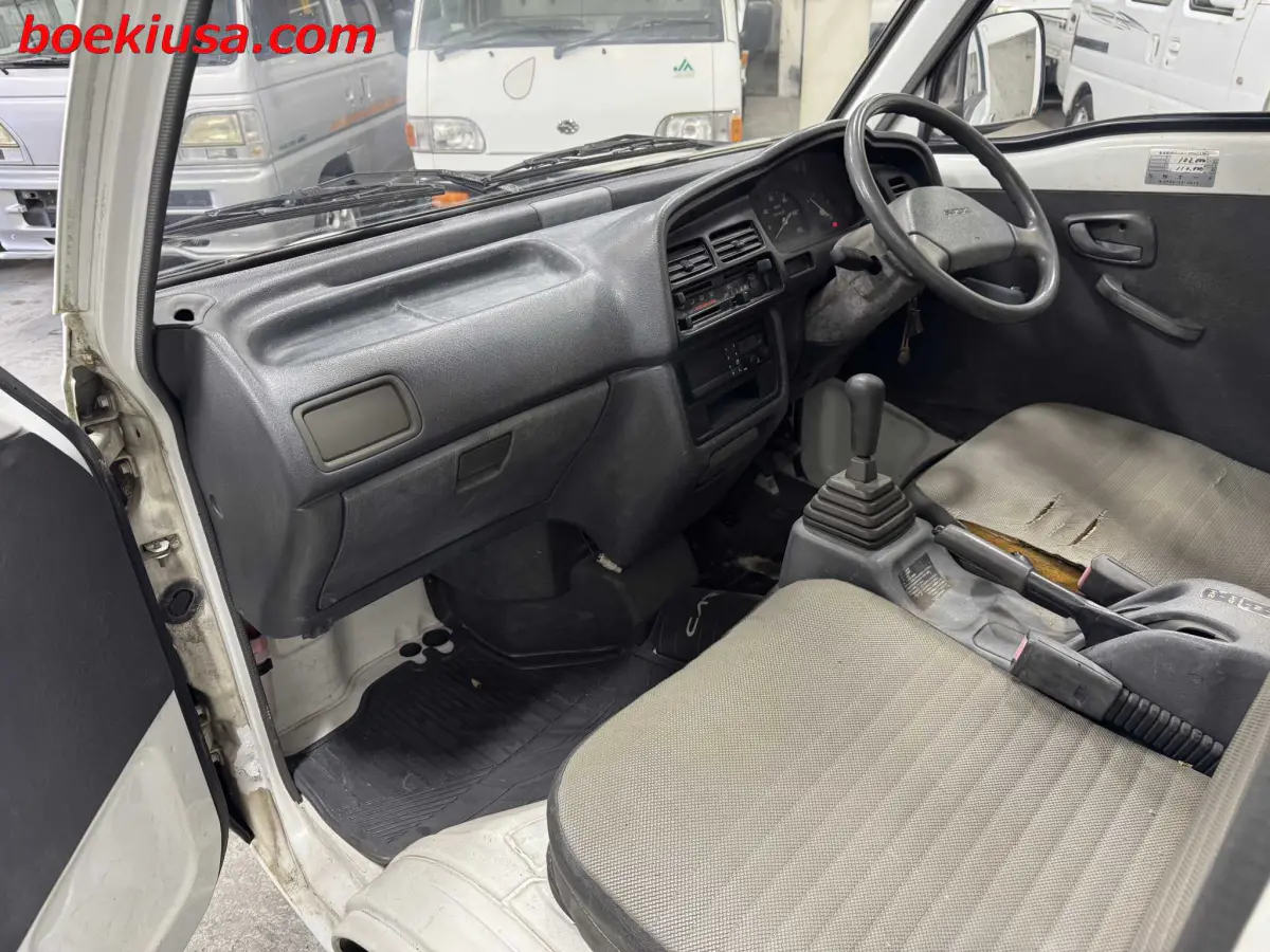 1992 Suzuki Carry 4x4, a white Kei Truck, for sale at Boeki USA in Paterson, NJ (photo 9 of 20)