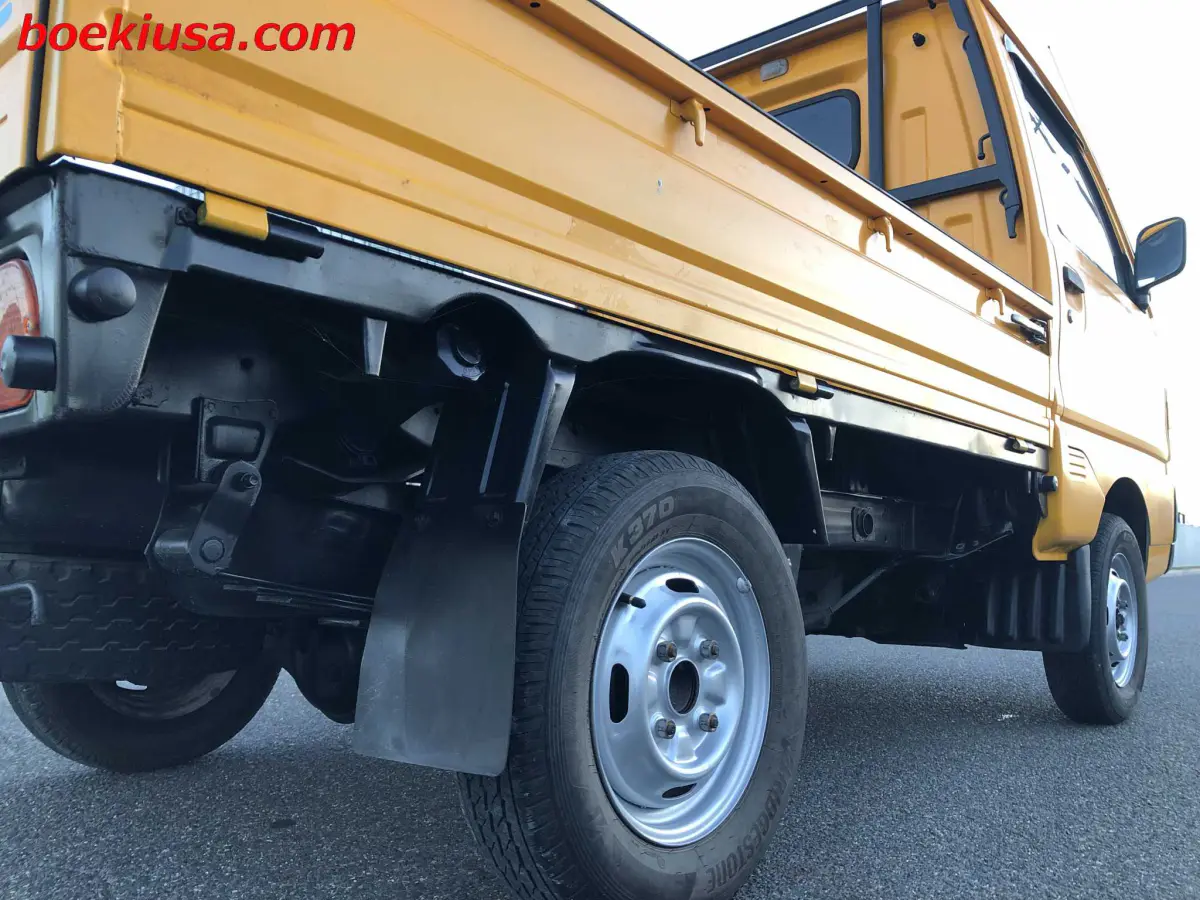 1993 Mitsubishi Minicab 4x4, a yellow ii Kei Truck, for sale at Boeki USA in Paterson, NJ (photo 6 of 20)