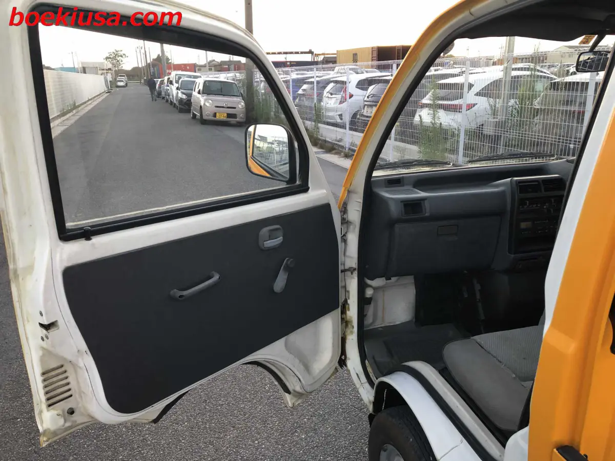 1993 Mitsubishi Minicab 4x4, a yellow ii Kei Truck, for sale at Boeki USA in Paterson, NJ (photo 8 of 20)