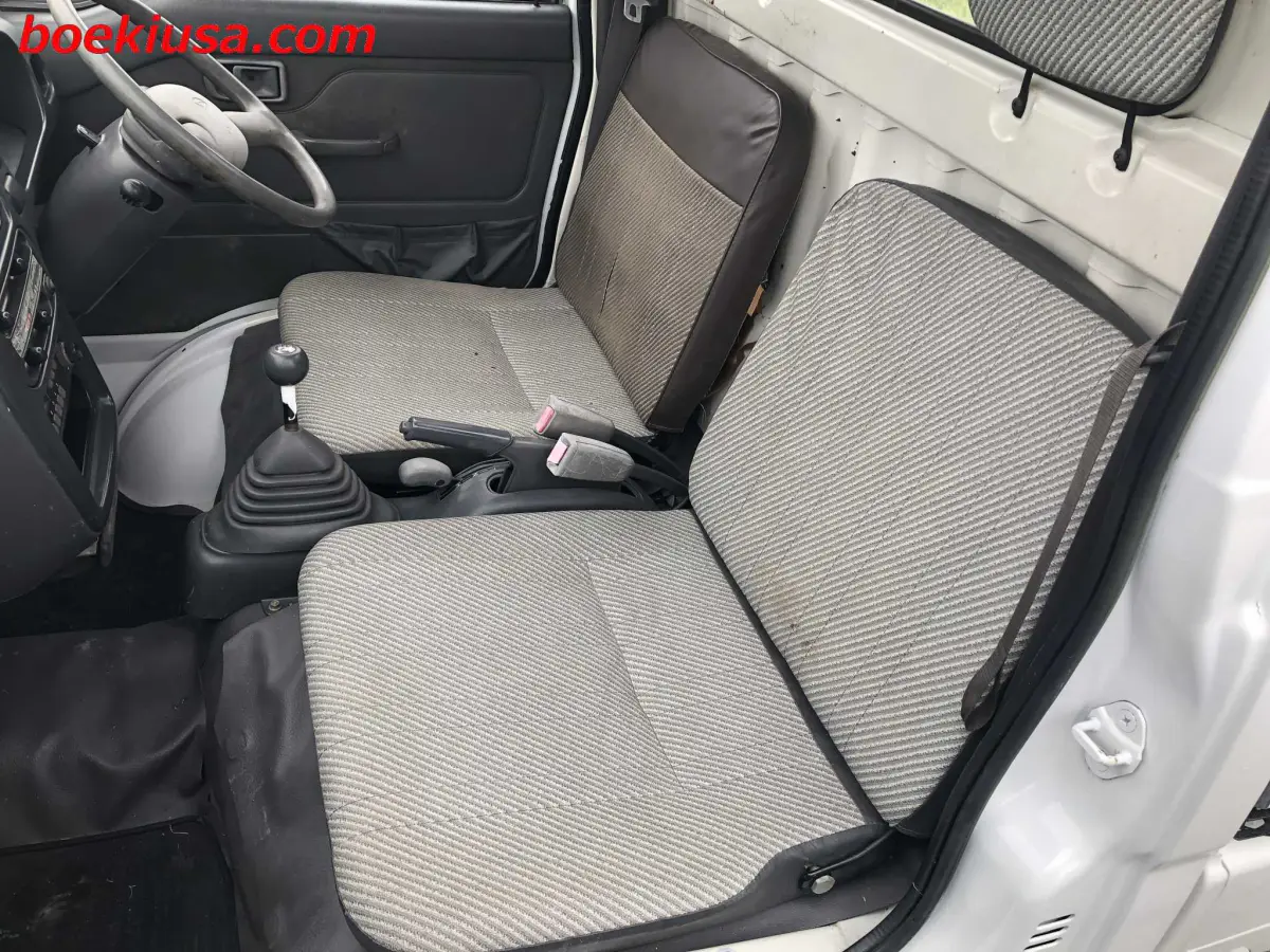 1994 Daihatsu Hijet 4x4, a white Kei Truck, for sale at Boeki USA in Paterson, NJ (photo 10 of 20)