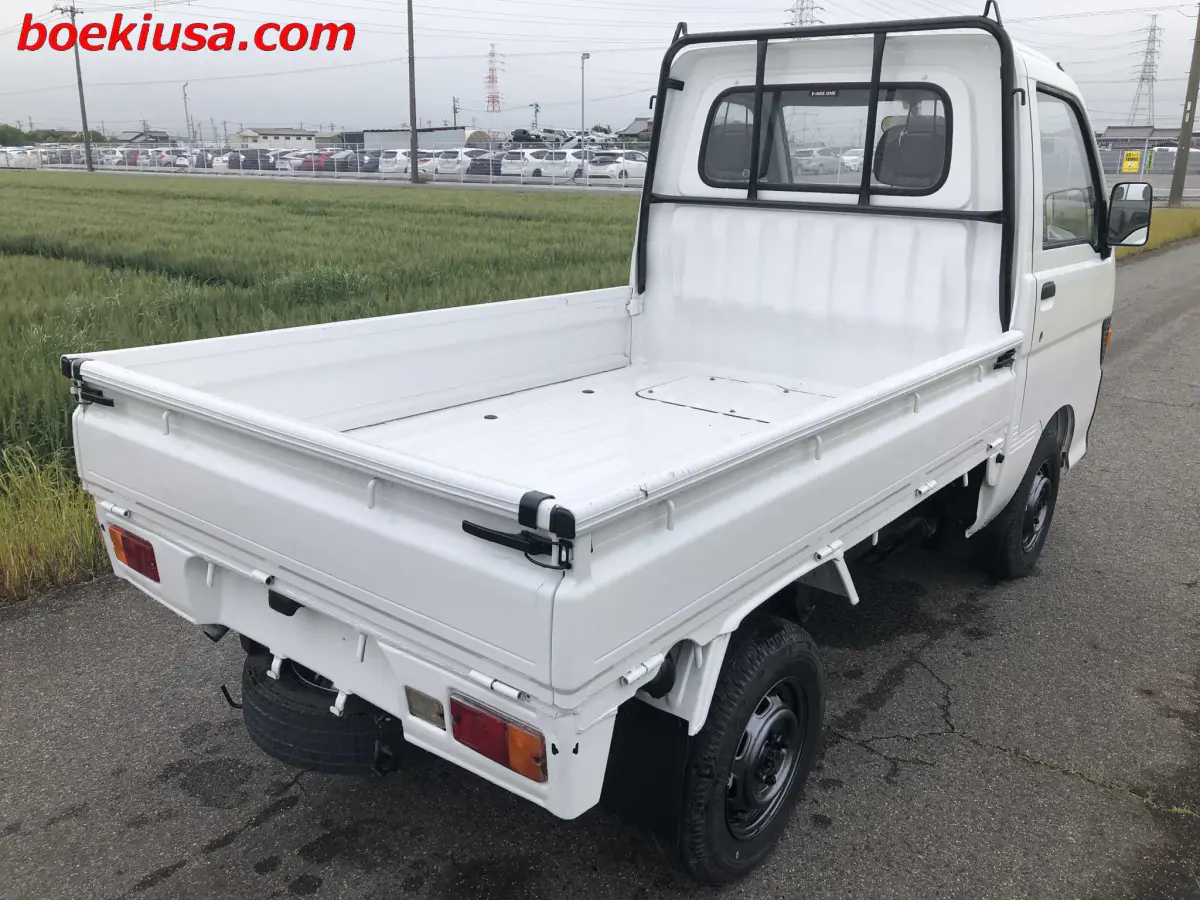 1994 Daihatsu Hijet 4x4, a white Kei Truck, for sale at Boeki USA in Paterson, NJ (photo 4 of 20)