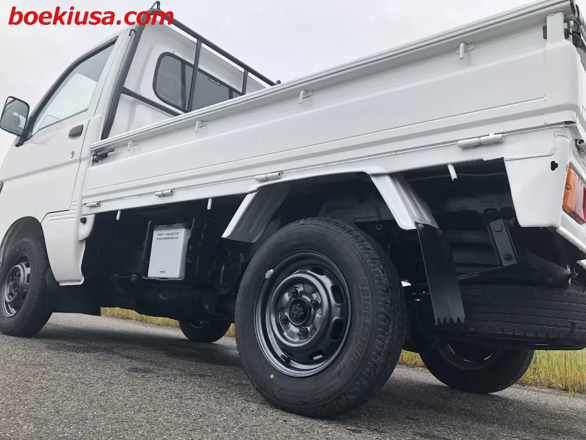 1994 Daihatsu Hijet 4x4, a white Kei Truck, for sale at Boeki USA in Paterson, NJ (photo 5 of 20)