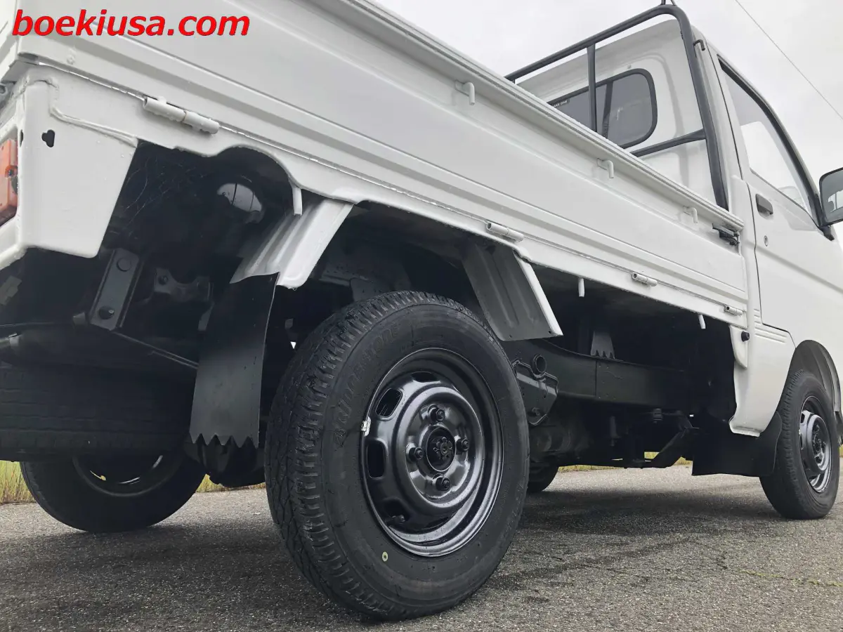 1994 Daihatsu Hijet 4x4, a white Kei Truck, for sale at Boeki USA in Paterson, NJ (photo 6 of 20)