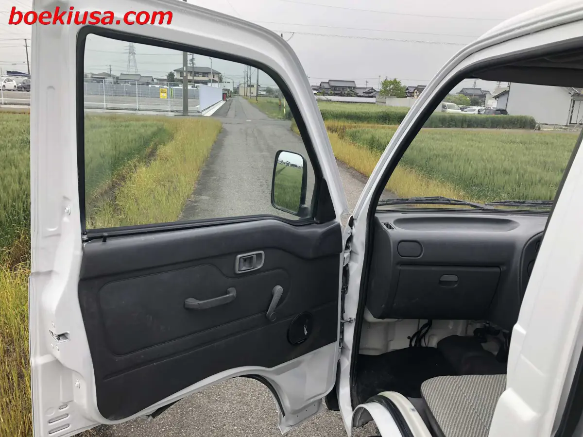 1994 Daihatsu Hijet 4x4, a white Kei Truck, for sale at Boeki USA in Paterson, NJ (photo 8 of 20)