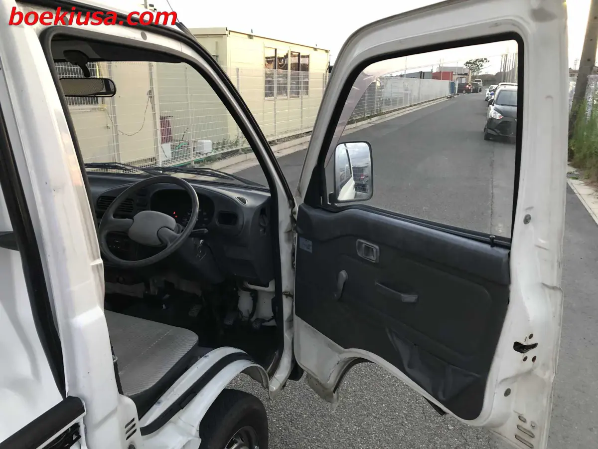 1994 Daihatsu Hijet 4x4, a white Kei Truck, for sale at Boeki USA in Paterson, NJ (photo 11 of 19)
