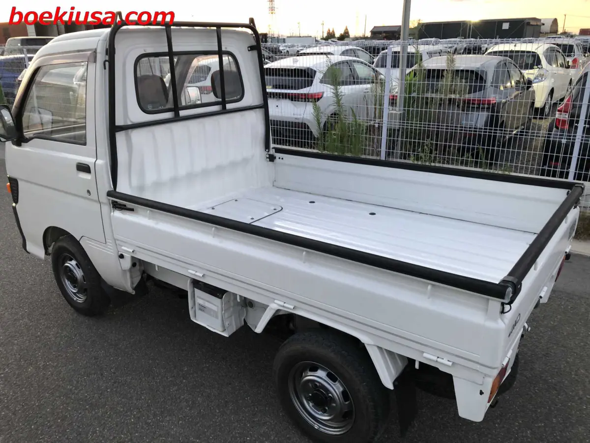 1994 Daihatsu Hijet 4x4, a white Kei Truck, for sale at Boeki USA in Paterson, NJ (photo 3 of 19)