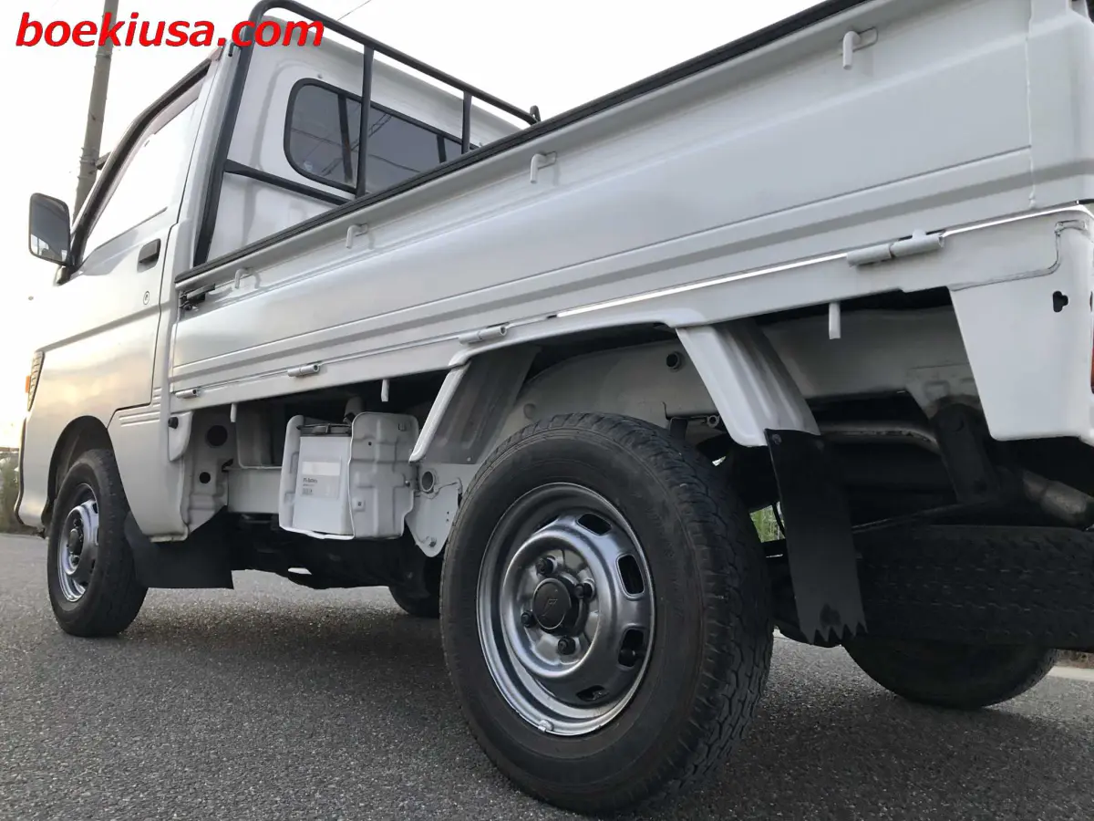 1994 Daihatsu Hijet 4x4, a white Kei Truck, for sale at Boeki USA in Paterson, NJ (photo 5 of 19)