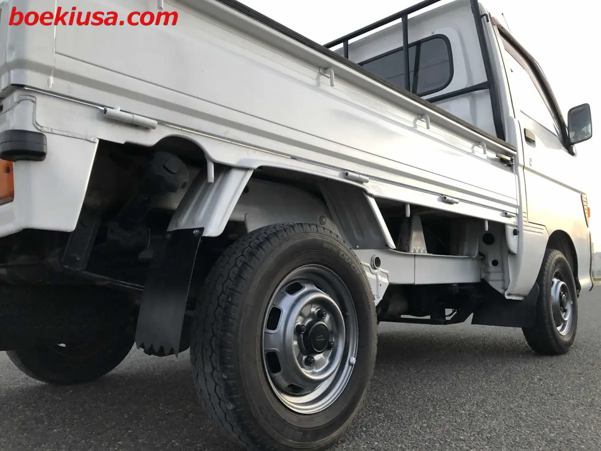 1994 Daihatsu Hijet 4x4, a white Kei Truck, for sale at Boeki USA in Paterson, NJ (photo 6 of 19)