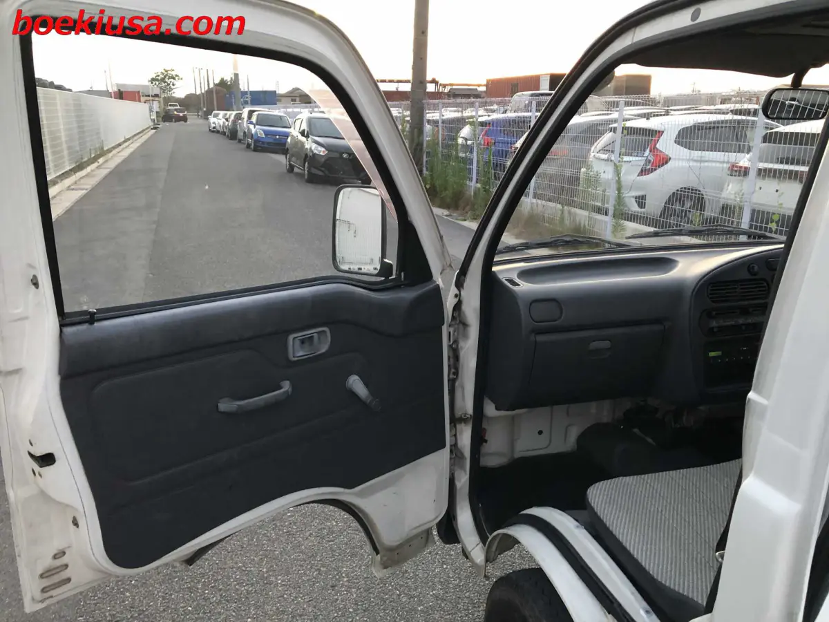 1994 Daihatsu Hijet 4x4, a white Kei Truck, for sale at Boeki USA in Paterson, NJ (photo 7 of 19)