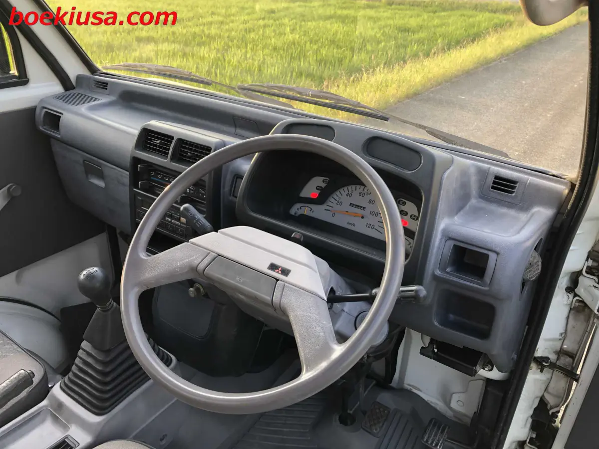 1994 Mitsubishi Minicab 4x4, a white Kei Truck, for sale at Boeki USA in Paterson, NJ (photo 13 of 20)