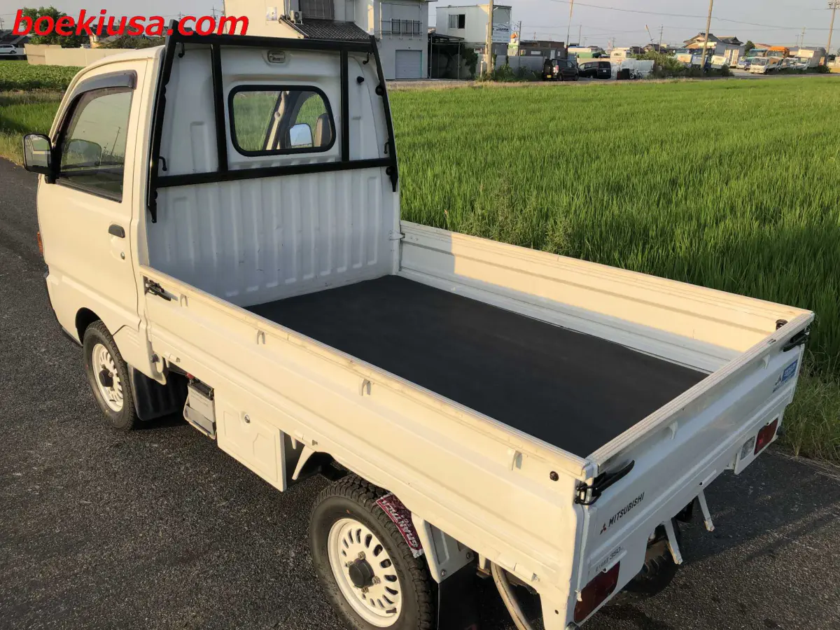 1994 Mitsubishi Minicab 4x4, a white Kei Truck, for sale at Boeki USA in Paterson, NJ (photo 3 of 20)