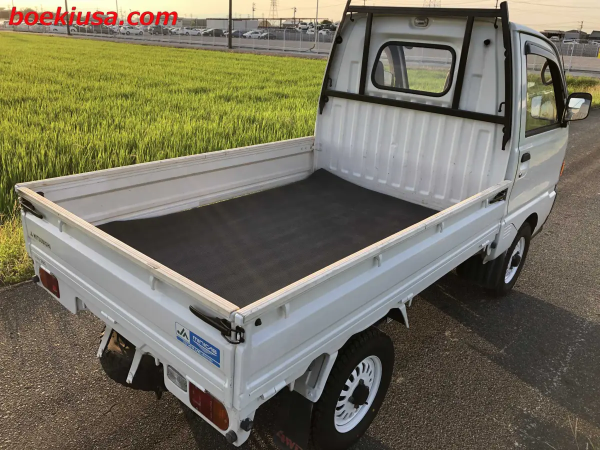 1994 Mitsubishi Minicab 4x4, a white Kei Truck, for sale at Boeki USA in Paterson, NJ (photo 4 of 20)