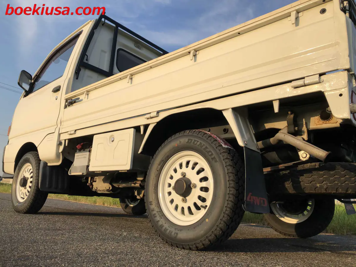 1994 Mitsubishi Minicab 4x4, a white Kei Truck, for sale at Boeki USA in Paterson, NJ (photo 5 of 20)