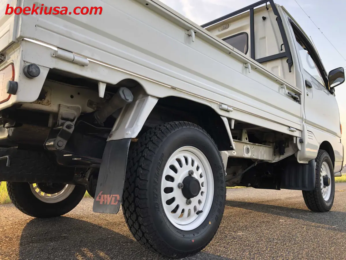 1994 Mitsubishi Minicab 4x4, a white Kei Truck, for sale at Boeki USA in Paterson, NJ (photo 6 of 20)