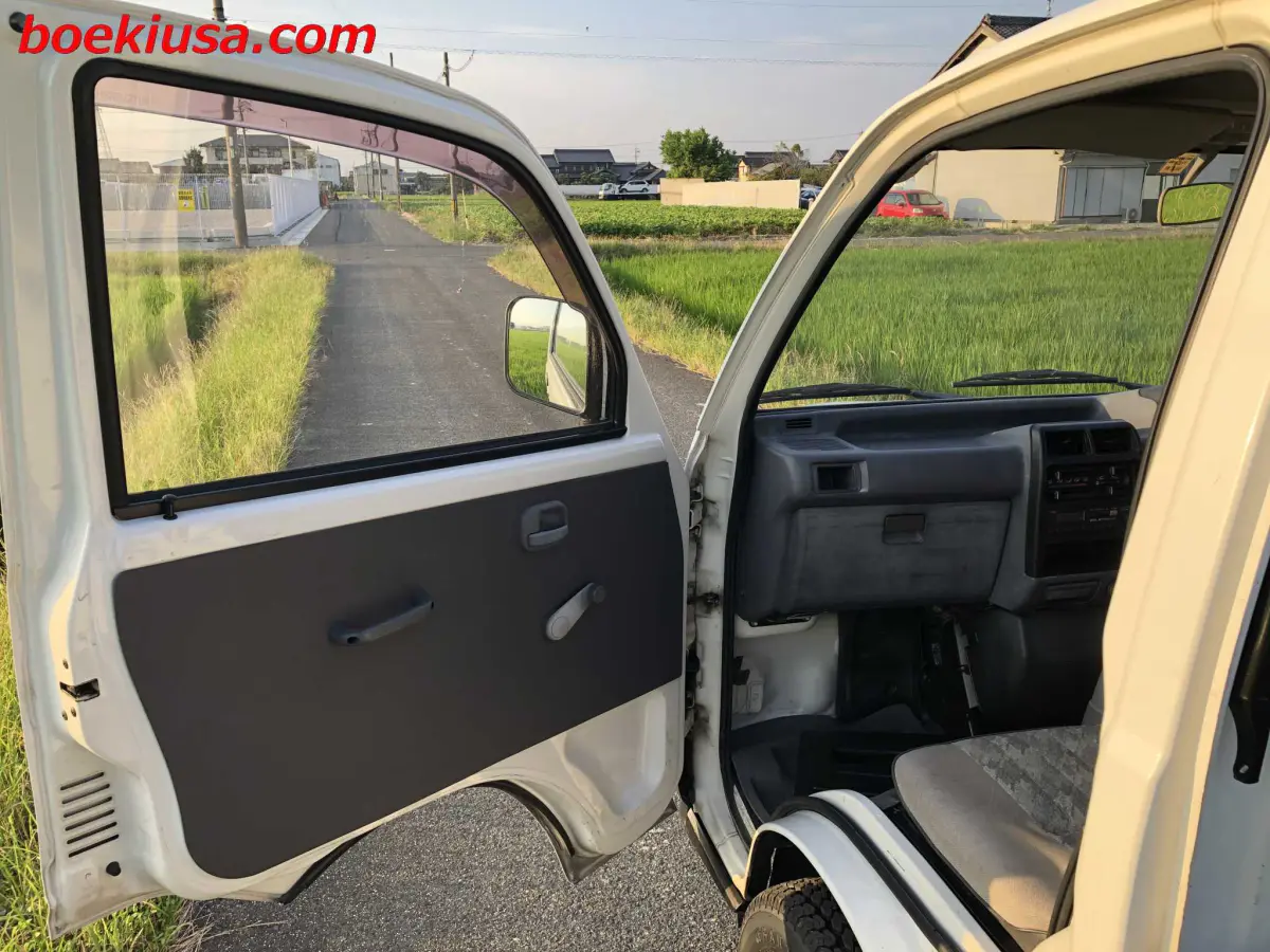 1994 Mitsubishi Minicab 4x4, a white Kei Truck, for sale at Boeki USA in Paterson, NJ (photo 8 of 20)