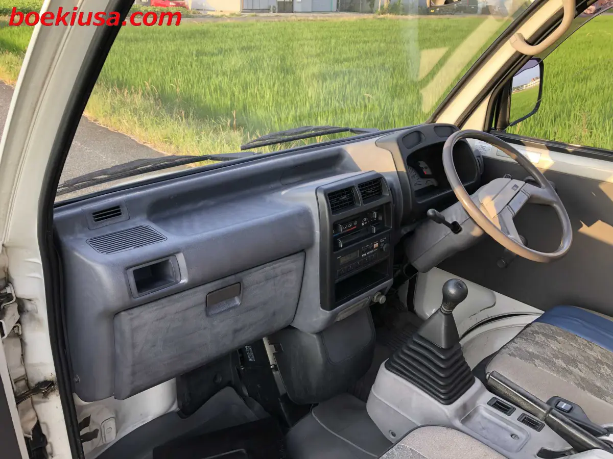 1994 Mitsubishi Minicab 4x4, a white Kei Truck, for sale at Boeki USA in Paterson, NJ (photo 9 of 20)