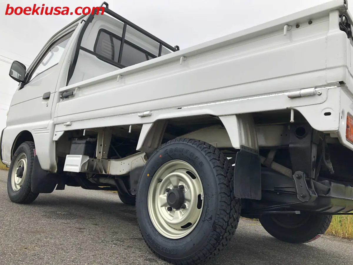 1994 Suzuki Carry 4x4, a white Kei Truck, for sale at Boeki USA in Paterson, NJ (photo 5 of 20)