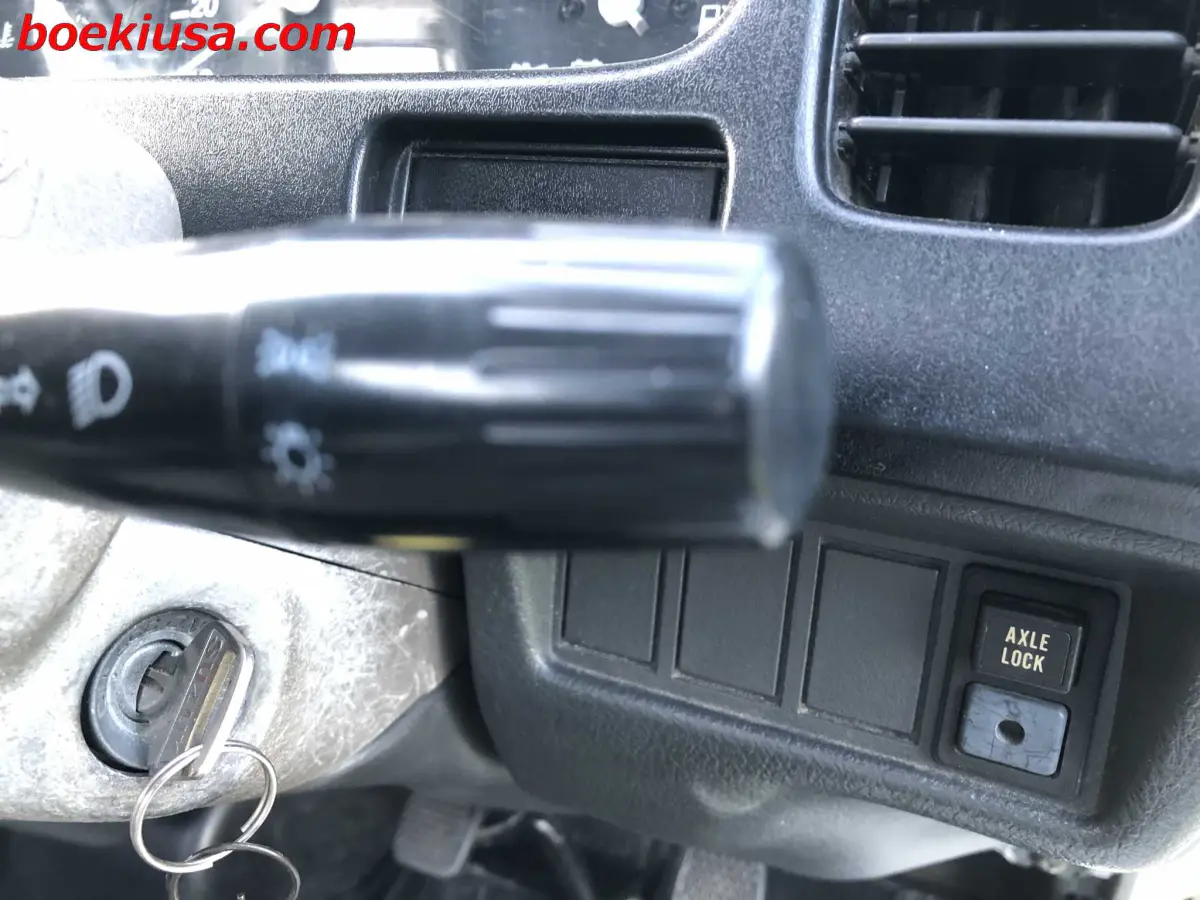 1994 Suzuki Carry 4x4, a white Kei Truck, for sale at Boeki USA in Paterson, NJ (photo 16 of 20)