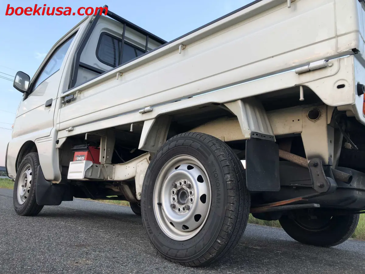1994 Suzuki Carry 4x4, a white Kei Truck, for sale at Boeki USA in Paterson, NJ (photo 5 of 20)