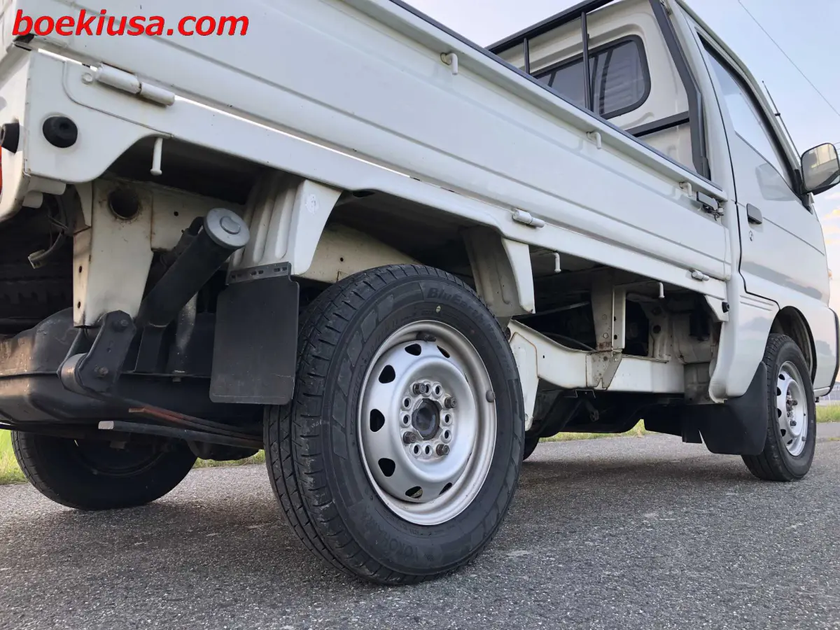 1994 Suzuki Carry 4x4, a white Kei Truck, for sale at Boeki USA in Paterson, NJ (photo 6 of 20)