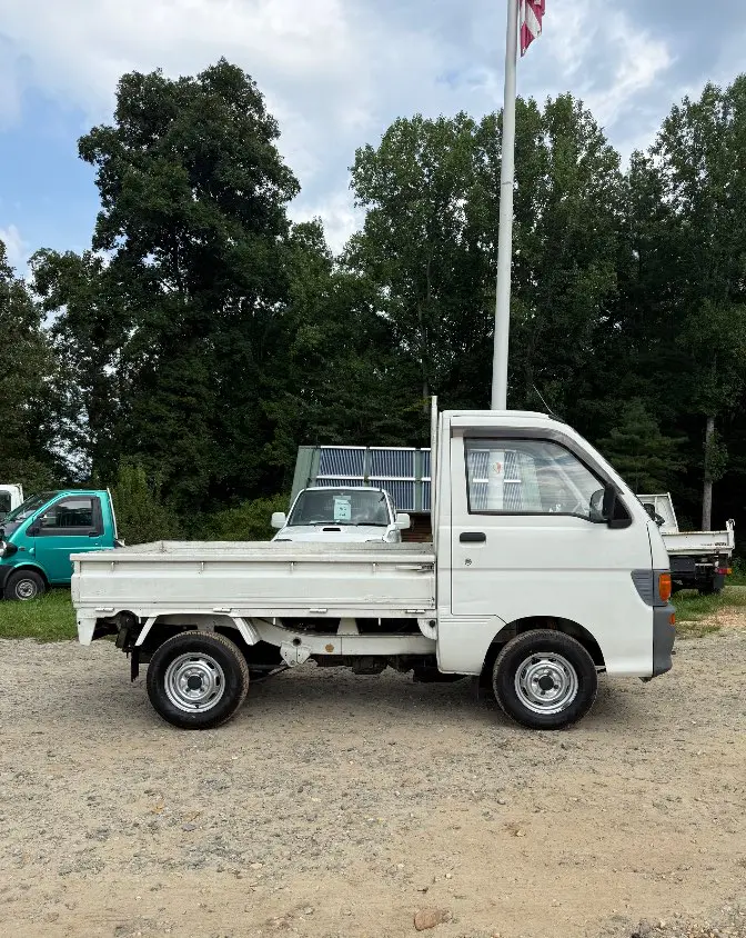 1995 Daihatsu Hijet 4WD, a white Kei Truck, for sale at Mayberry Mini Trucks in Mount Airy, NC (photo 4 of 18)