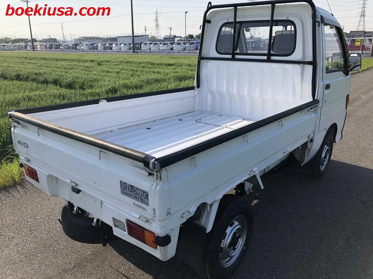 1995 Daihatsu Hijet 4x4, a white Kei Truck, for sale at Boeki USA in Paterson, NJ (photo 4 of 20)