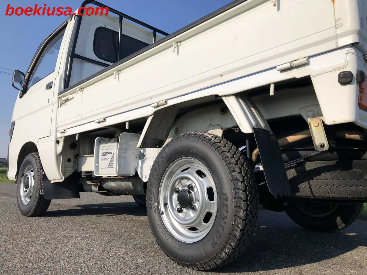 1995 Daihatsu Hijet 4x4, a white Kei Truck, for sale at Boeki USA in Paterson, NJ (photo 5 of 20)
