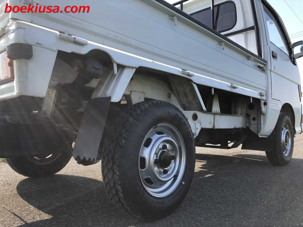 1995 Daihatsu Hijet 4x4, a white Kei Truck, for sale at Boeki USA in Paterson, NJ (photo 6 of 20)