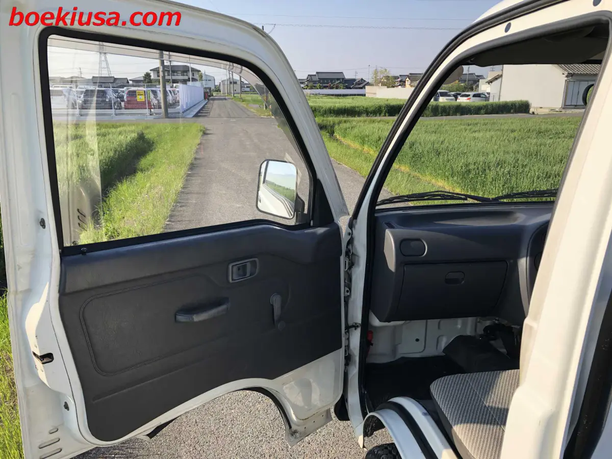 1995 Daihatsu Hijet 4x4, a white Kei Truck, for sale at Boeki USA in Paterson, NJ (photo 8 of 20)